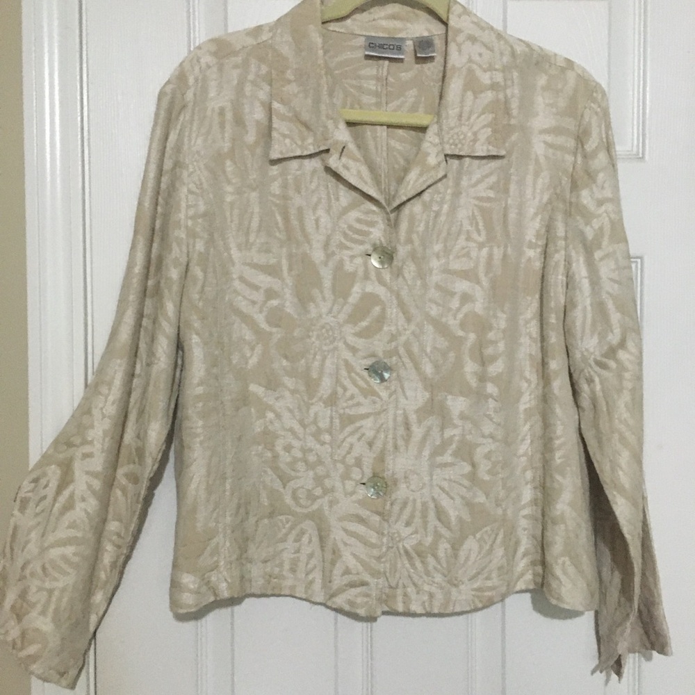 Chico's Women's Lightweight Jacket With long sleeves and Pearlized Buttons.